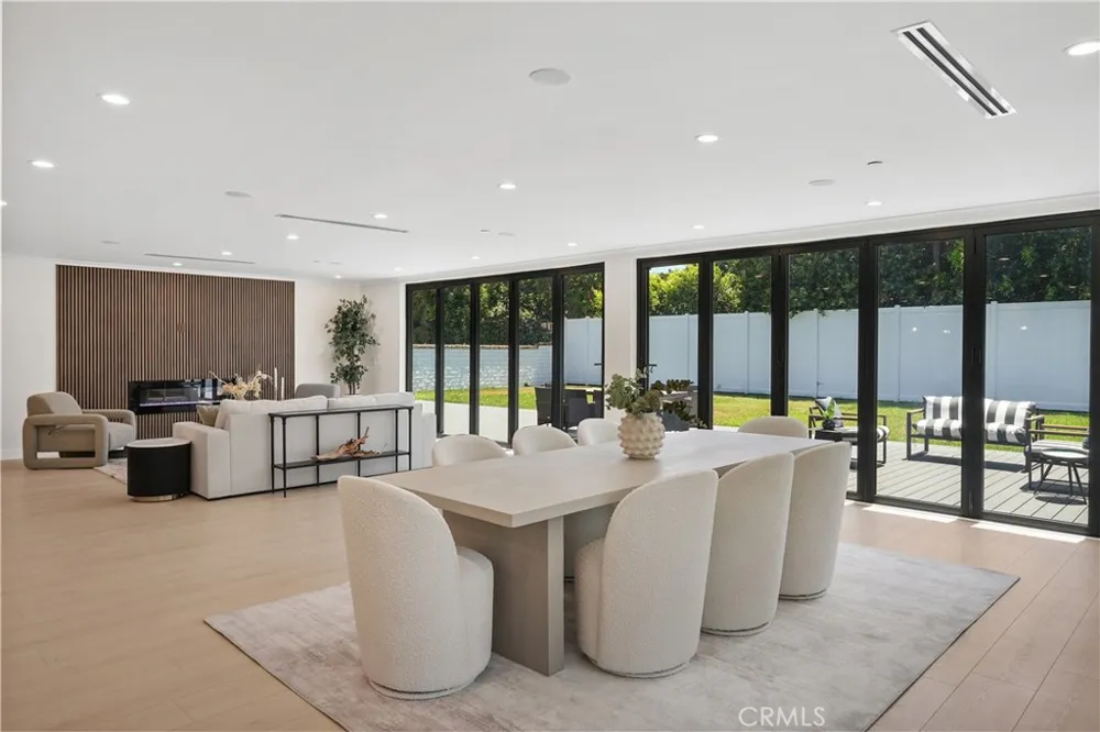 16158 Magnolia Boulevard Encino, CA 91436