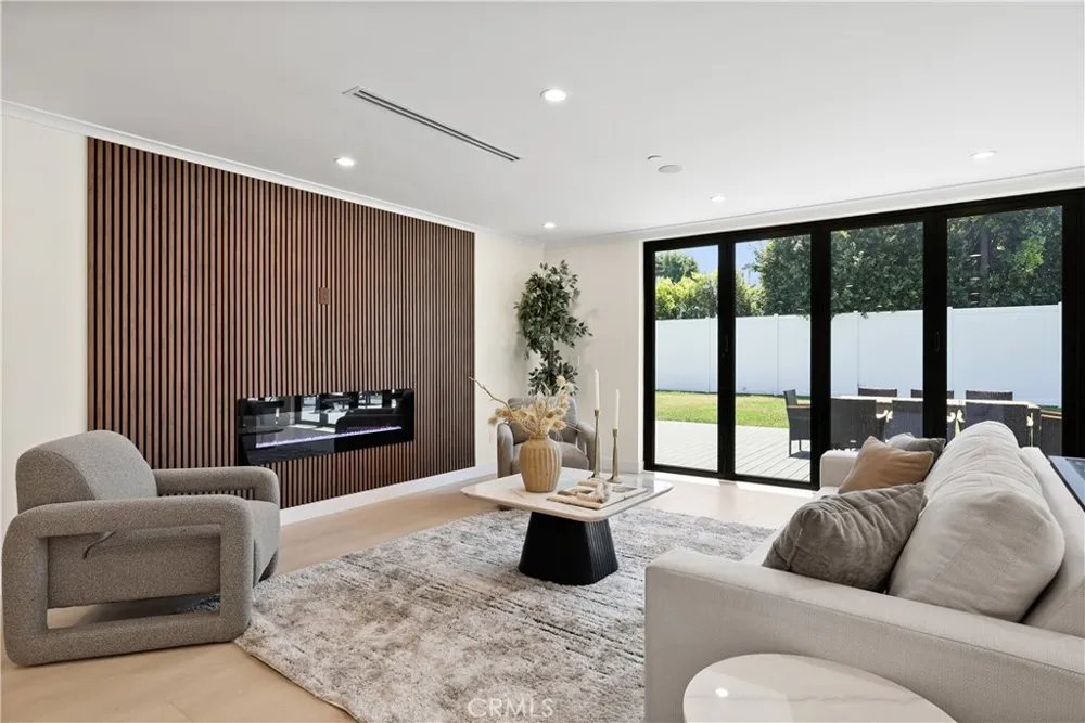 16158 Magnolia Boulevard Encino, CA 91436
