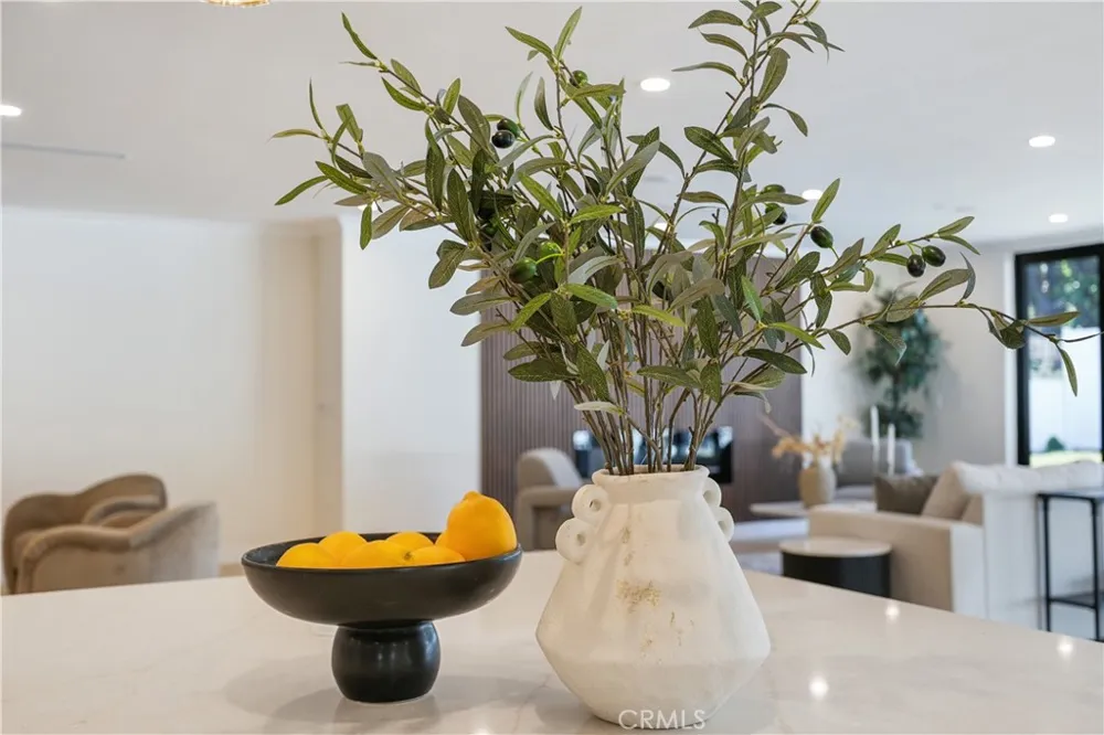 16158 Magnolia Boulevard Encino, CA 91436