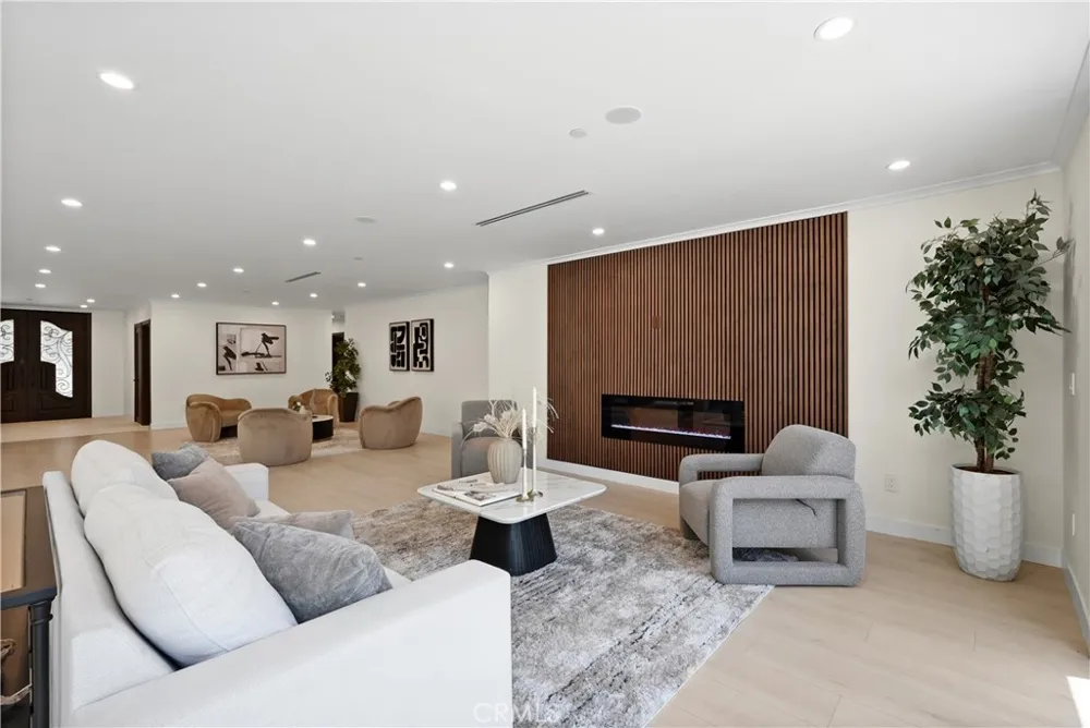 16158 Magnolia Boulevard Encino, CA 91436