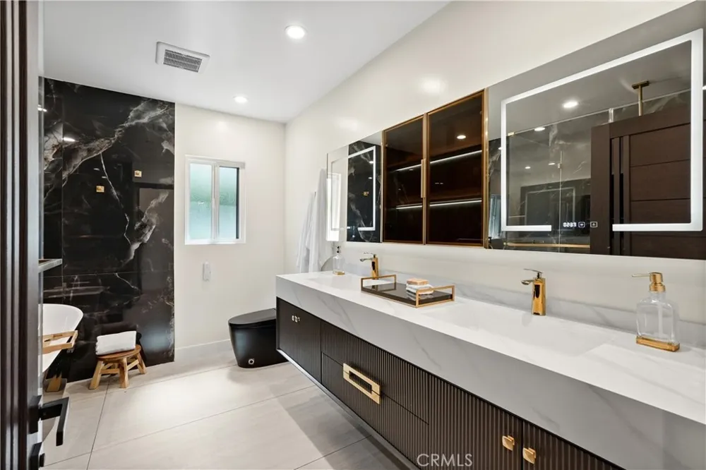 16158 Magnolia Boulevard Encino, CA 91436