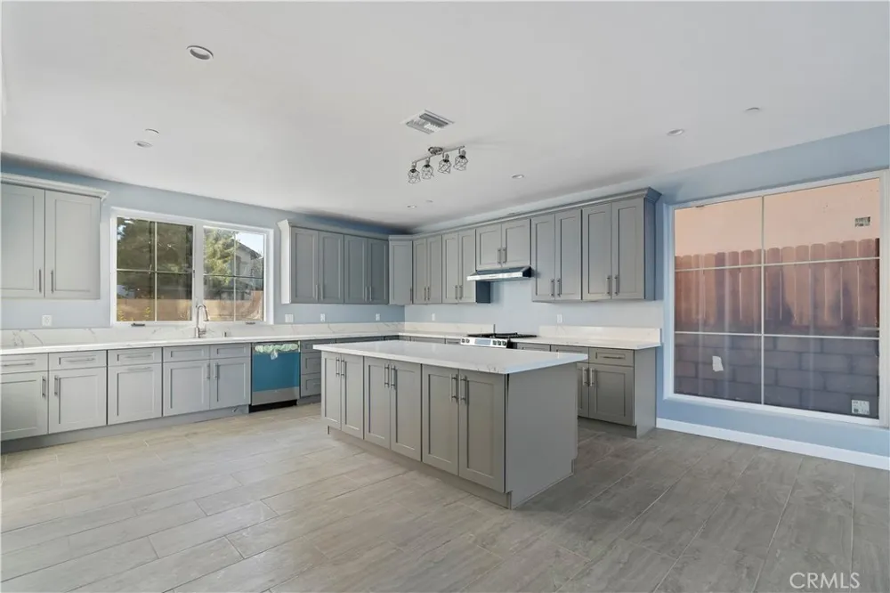 20811 W Seeasons Lane Winnetka, CA 91306