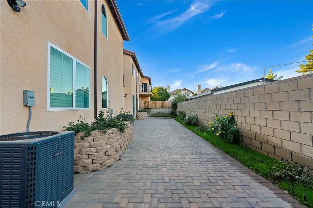 20811 W Seeasons Lane Winnetka, CA 91306