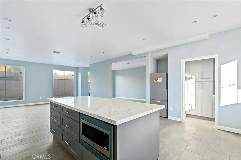 20811 W Seeasons Lane Winnetka, CA 91306