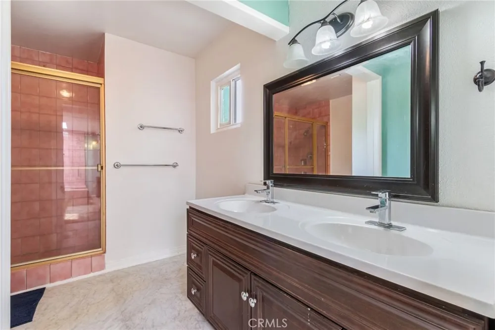 9340 Burnet North Hills, CA 91343