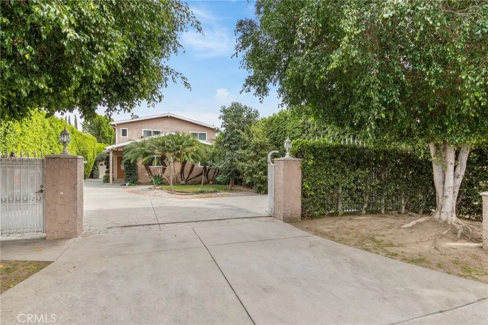 9340 Burnet North Hills, CA 91343
