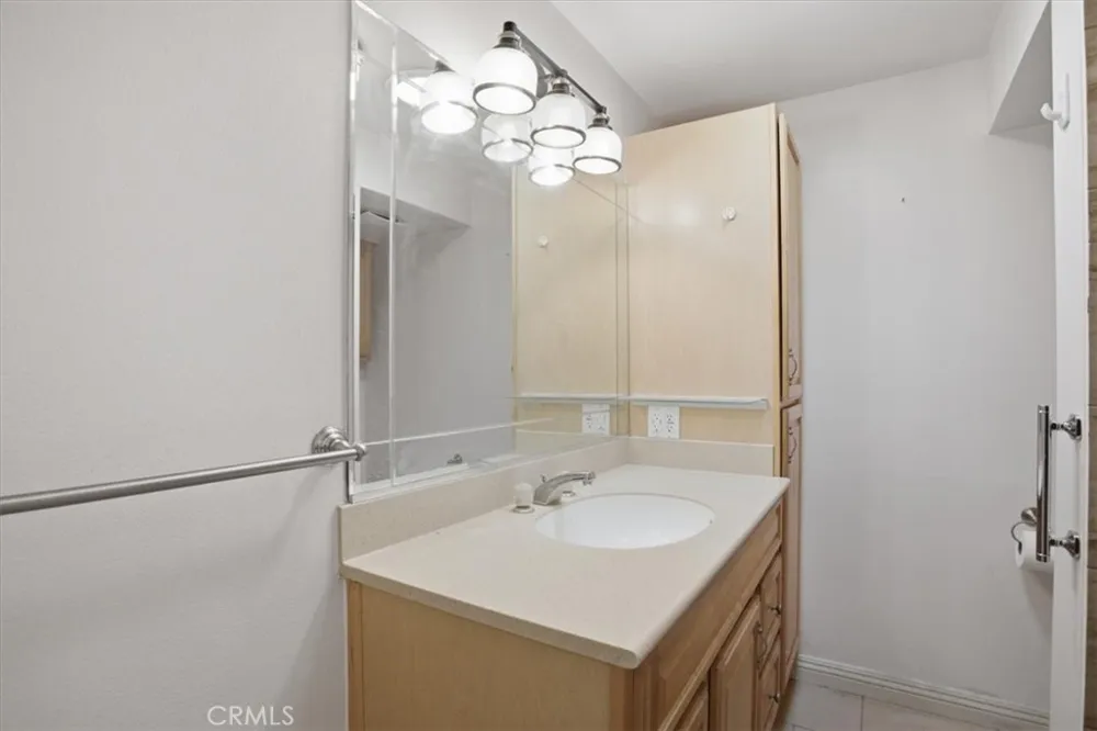 19208 Avenue Of The Oaks #G Newhall, CA 91321