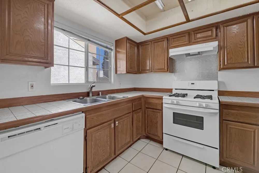 20155 Keswick #211 Los Angeles, CA 91306