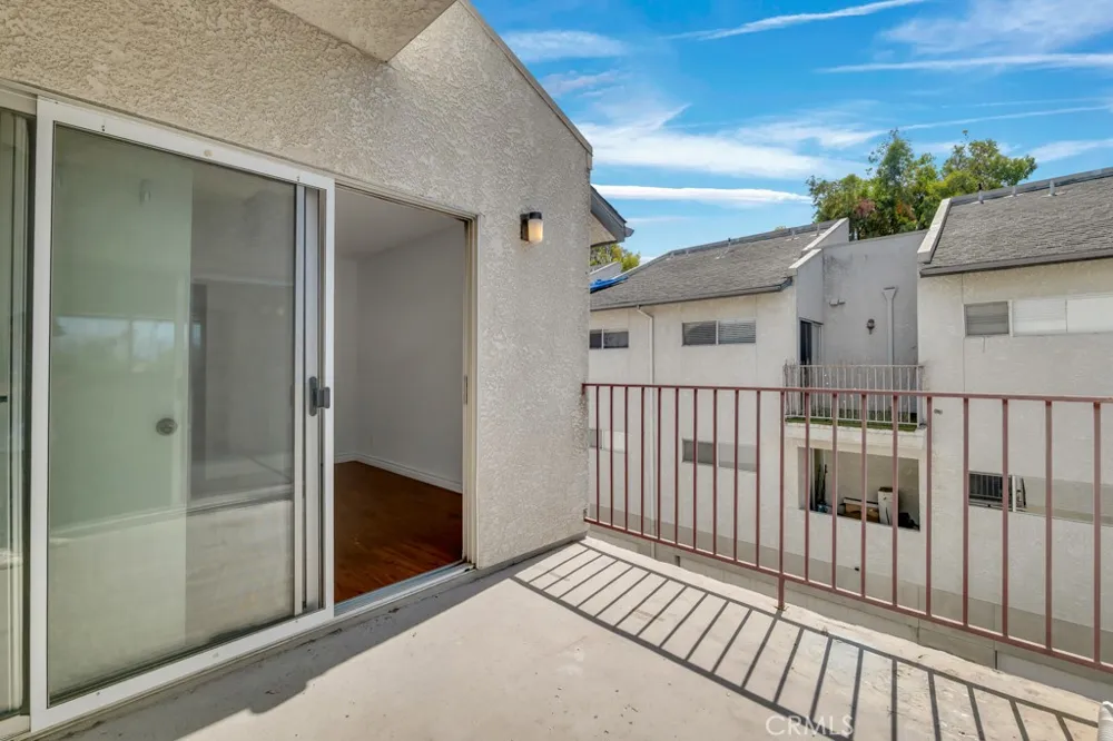 20155 Keswick #211 Los Angeles, CA 91306