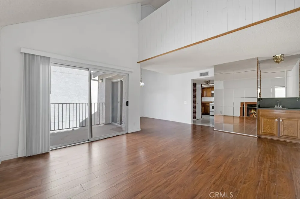 20155 Keswick #211 Los Angeles, CA 91306