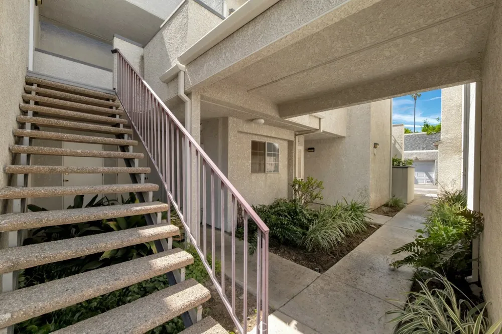20155 Keswick #211 Los Angeles, CA 91306