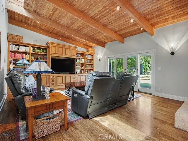 4443 Callada Tarzana, CA 91356