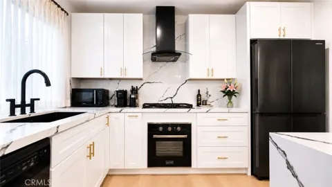 1233 Laurel #211