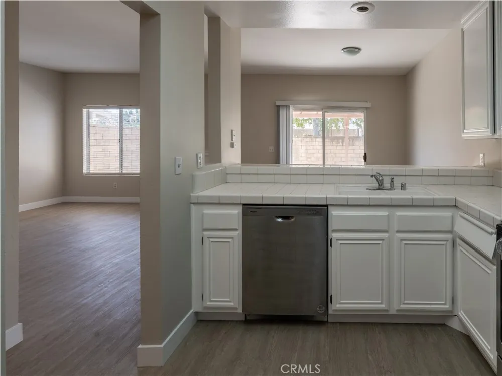 28102 Bob White Circle #4 Saugus, CA 91350