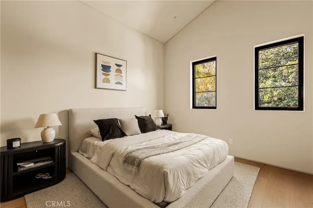 4724 Halbrent Sherman Oaks, CA 91403