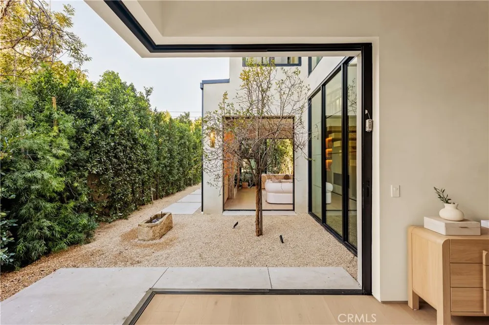 4724 Halbrent Sherman Oaks, CA 91403