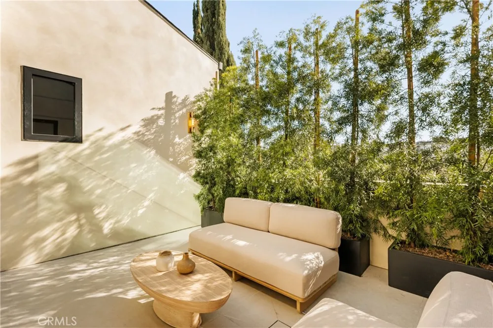 4724 Halbrent Sherman Oaks, CA 91403