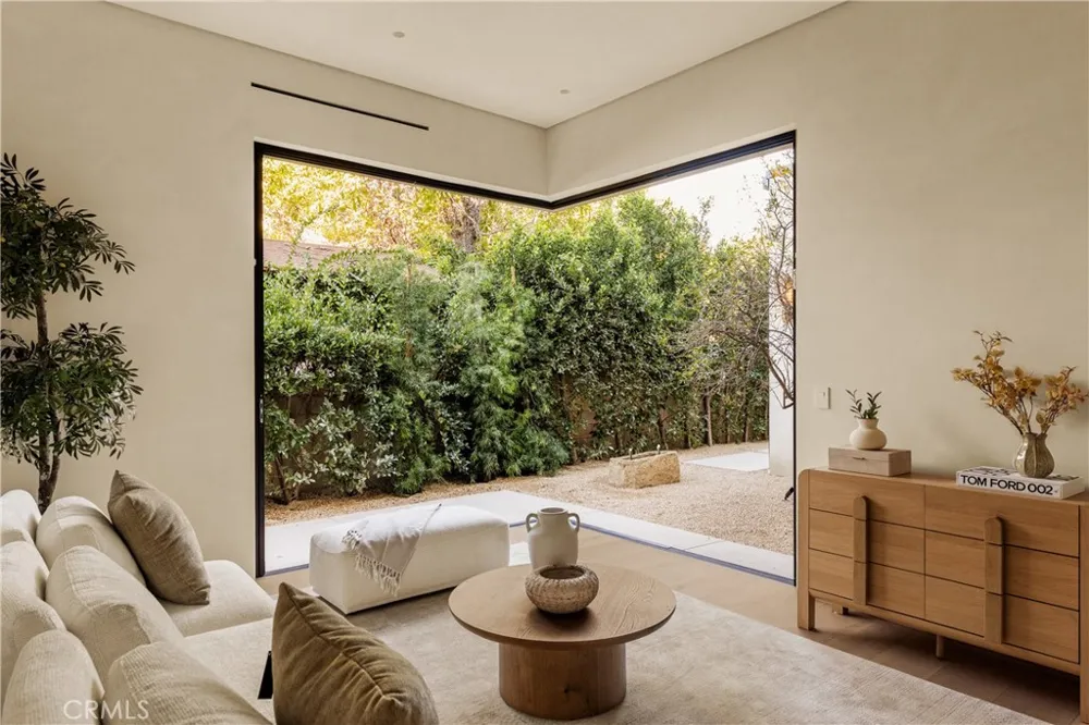 4724 Halbrent Sherman Oaks, CA 91403