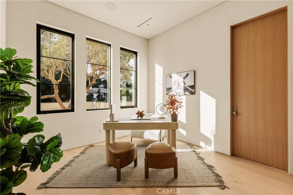 4724 Halbrent Sherman Oaks, CA 91403