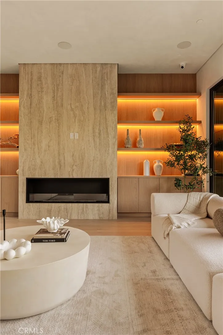 4724 Halbrent Sherman Oaks, CA 91403