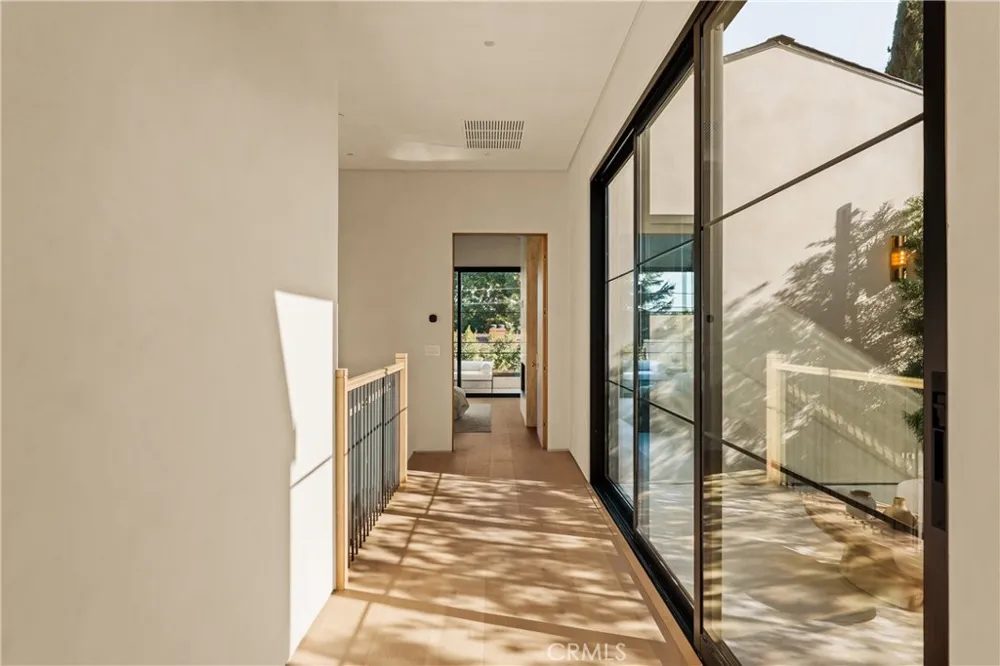 4724 Halbrent Sherman Oaks, CA 91403