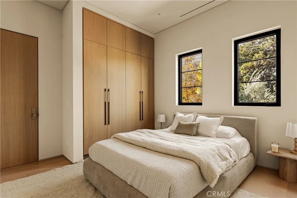 4724 Halbrent Sherman Oaks, CA 91403