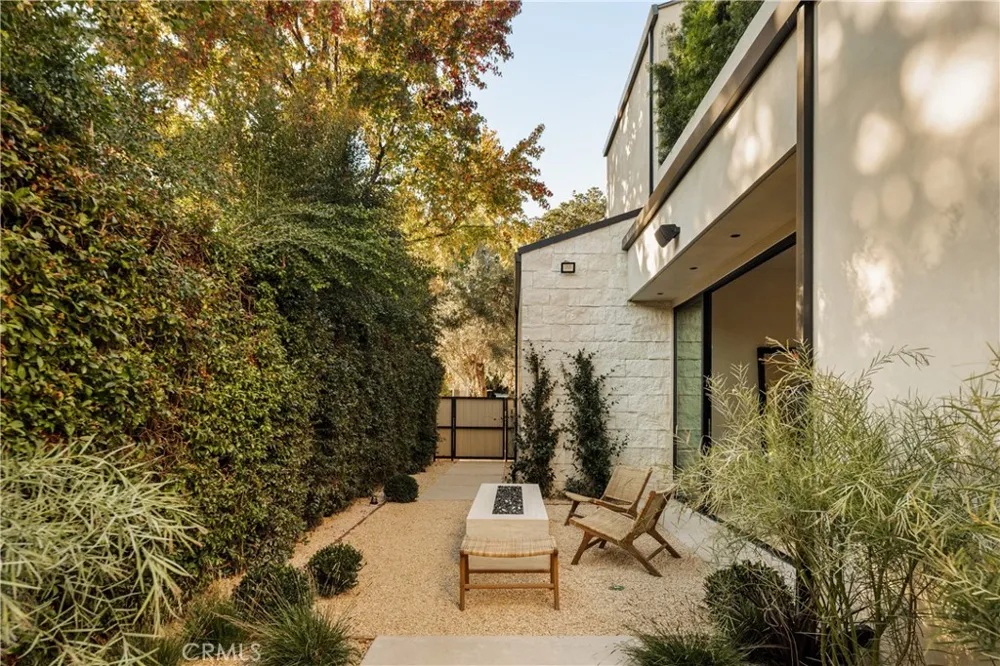 4724 Halbrent Sherman Oaks, CA 91403
