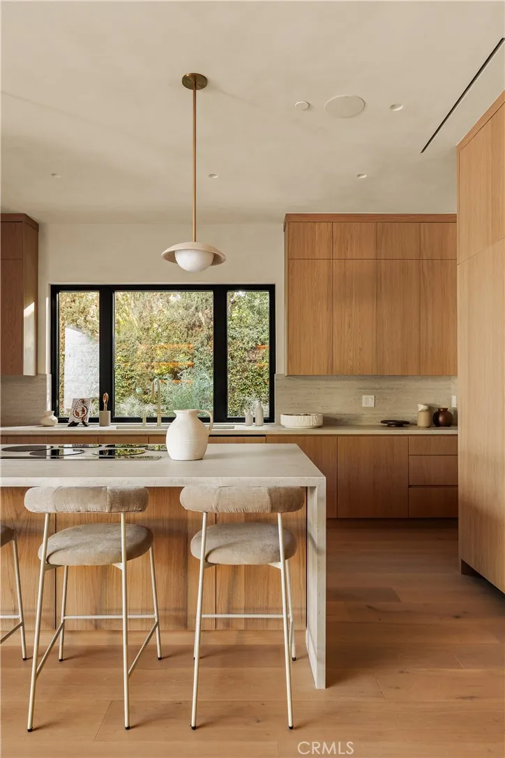 4724 Halbrent Sherman Oaks, CA 91403