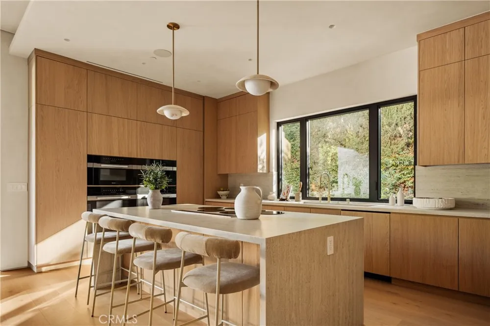 4724 Halbrent Sherman Oaks, CA 91403
