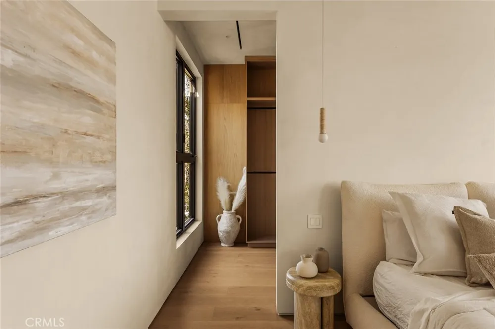 4724 Halbrent Sherman Oaks, CA 91403