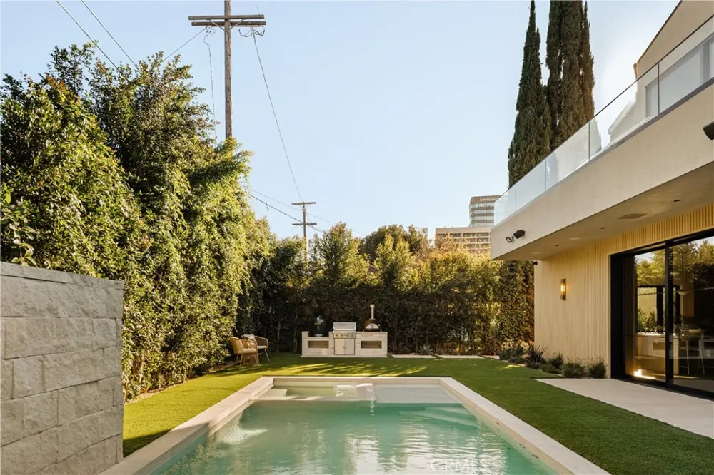 4724 Halbrent Sherman Oaks, CA 91403
