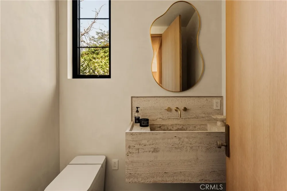 4724 Halbrent Sherman Oaks, CA 91403