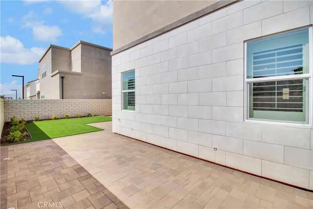 27031 California Court Valencia, CA 91381
