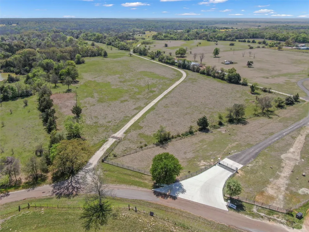 1111 S Hickory Loop Calvert, TX 77837