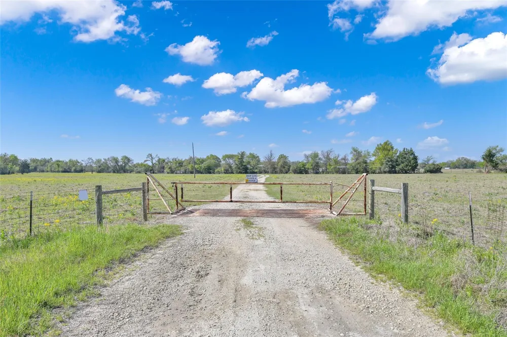 1111 S Hickory Loop Calvert, TX 77837