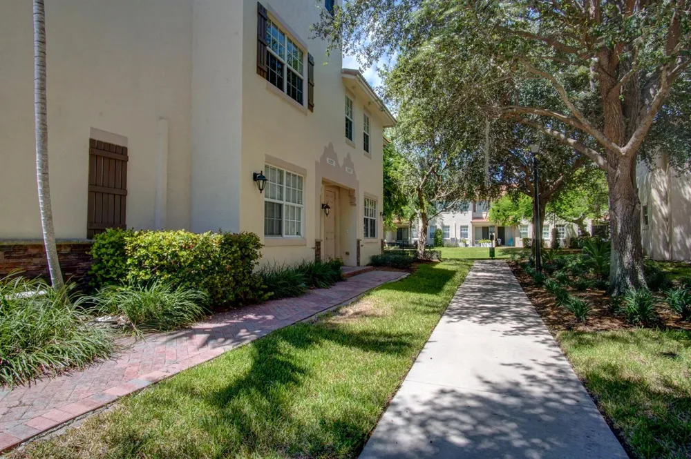 1020 E Longport Circle #F2 Delray Beach, FL 33444