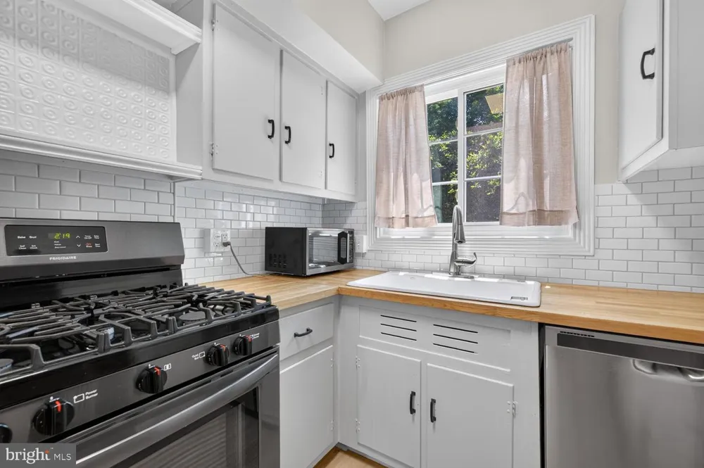 1557 MOUNT EAGLE PLACE Alexandria, VA 22302