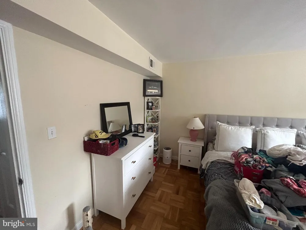 726 OAKLAND STREET Arlington, VA 22203