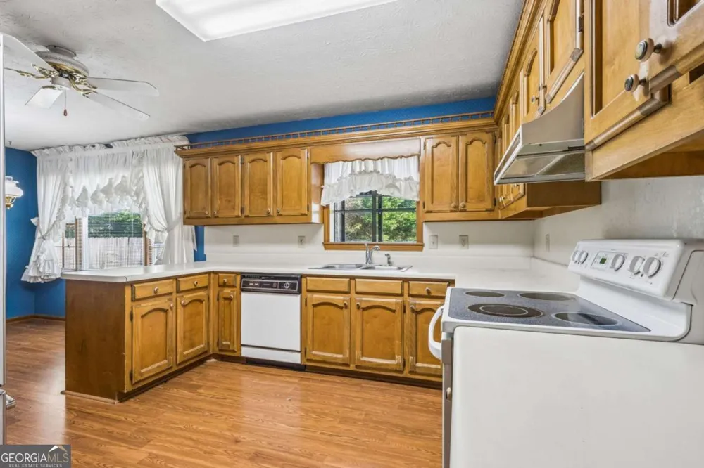 1192 Lakeview RD Grayson, GA 30017