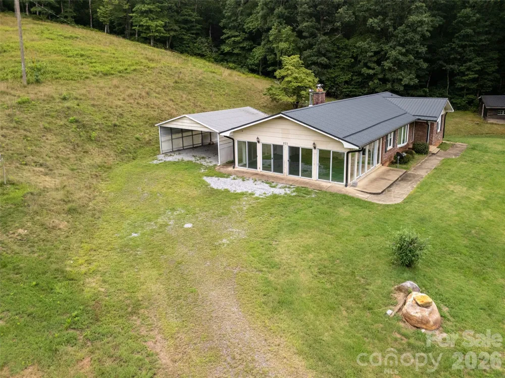 821 Tanasee Gap Road Balsam Grove, NC 28708