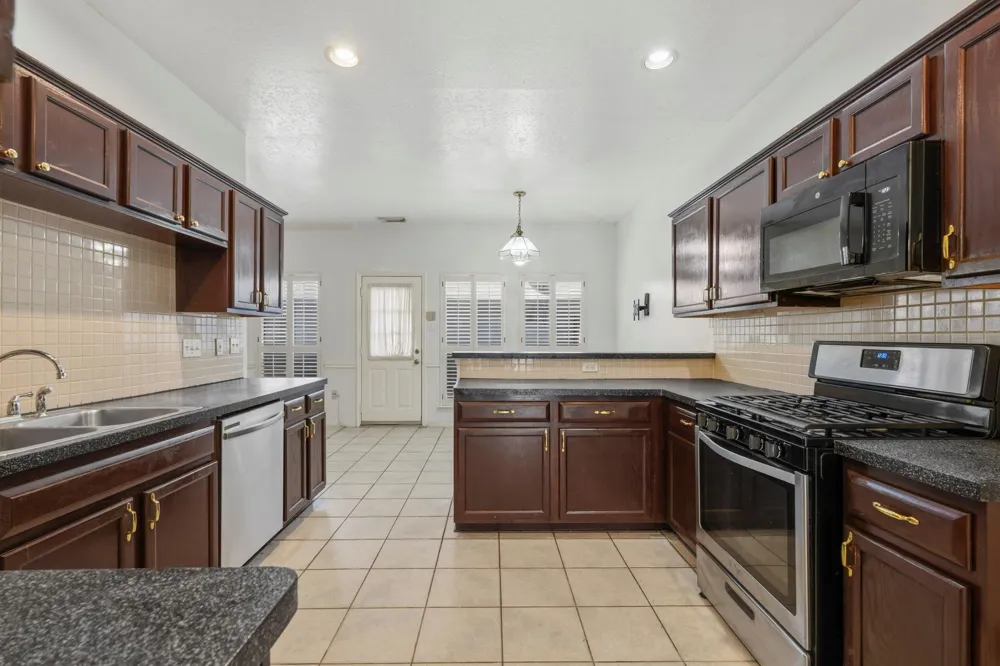 1321 El Camino Village Drive Webster, TX 77058