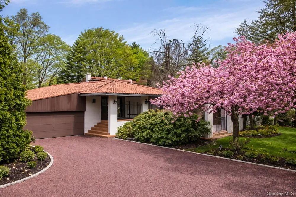 8 Plaka Court Old Brookville, NY 11545