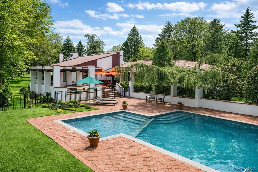 8 Plaka Court Old Brookville, NY 11545