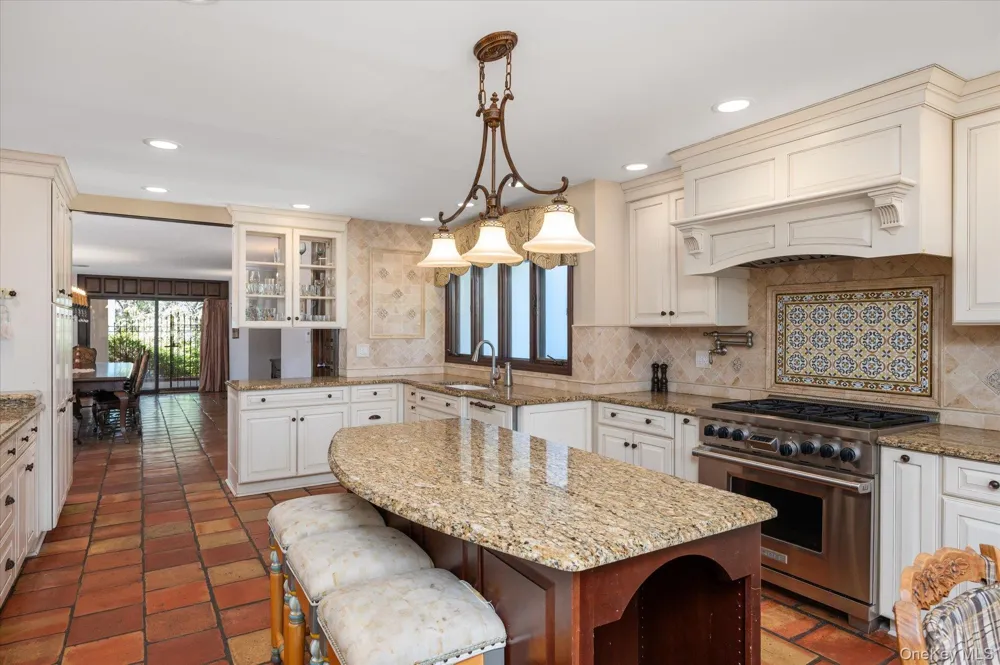 8 Plaka Court Old Brookville, NY 11545