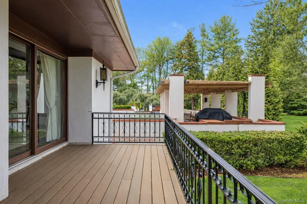 8 Plaka Court Old Brookville, NY 11545