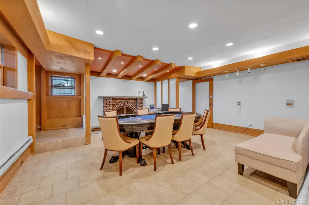 8 Plaka Court Old Brookville, NY 11545