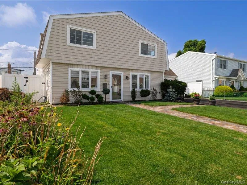 18 Old Farm Road Levittown, NY 11756
