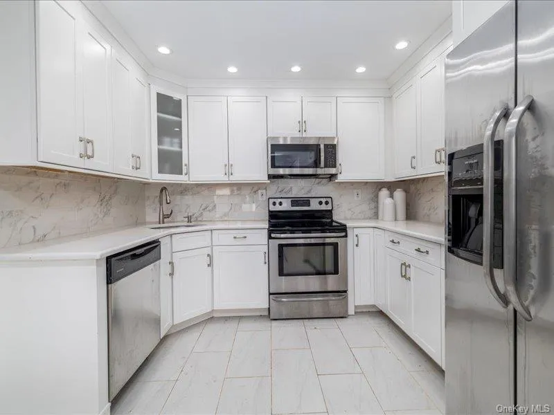 18 Old Farm Road Levittown, NY 11756