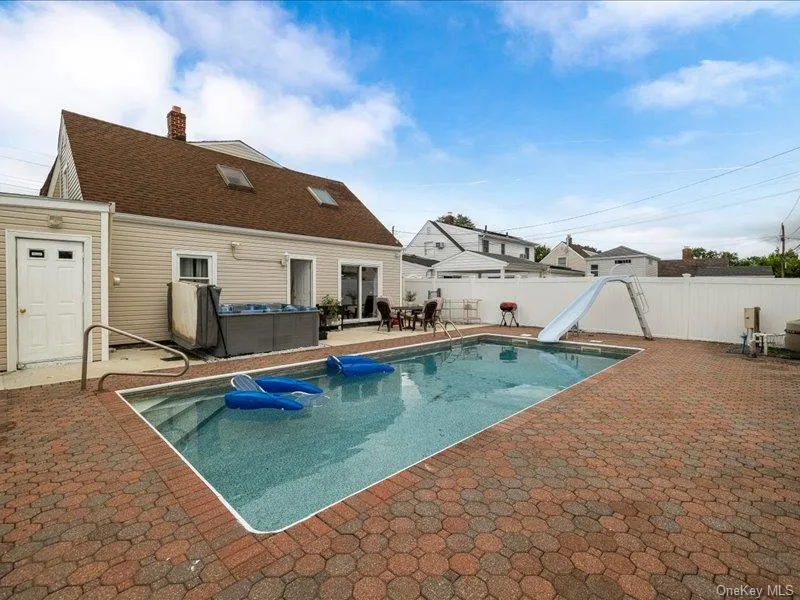 18 Old Farm Road Levittown, NY 11756