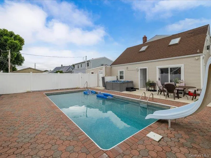 18 Old Farm Road Levittown, NY 11756
